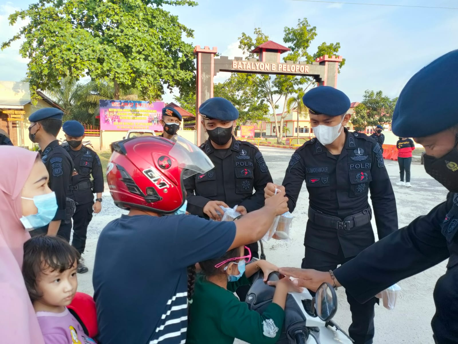 Personel Batalyon B Pelopor Satuan Brimob Polda Riau membagikan Takjil Menjelang Buka Puasa di Depan Markas Batalyon B Pelopor